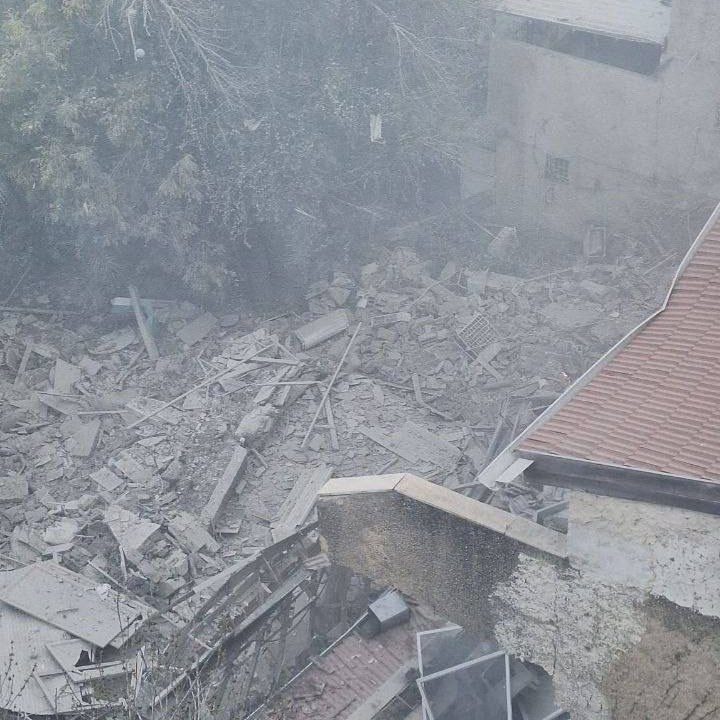 سقوط صاروخ على مبنى متعدد الطوابق في حيفا