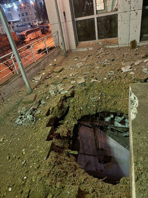 سقوط قذيفة إيرانية متشظية من صاروخ عنقودي في بيتاح تيكفا