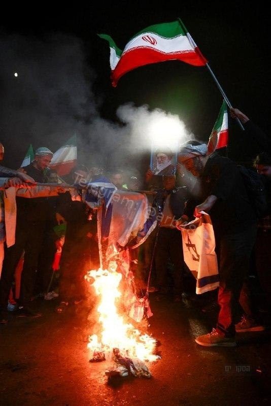 احتفالات بالنصر تعم شوارع إيران مع إحراق أعلام إسرائيل والولايات المتحدة