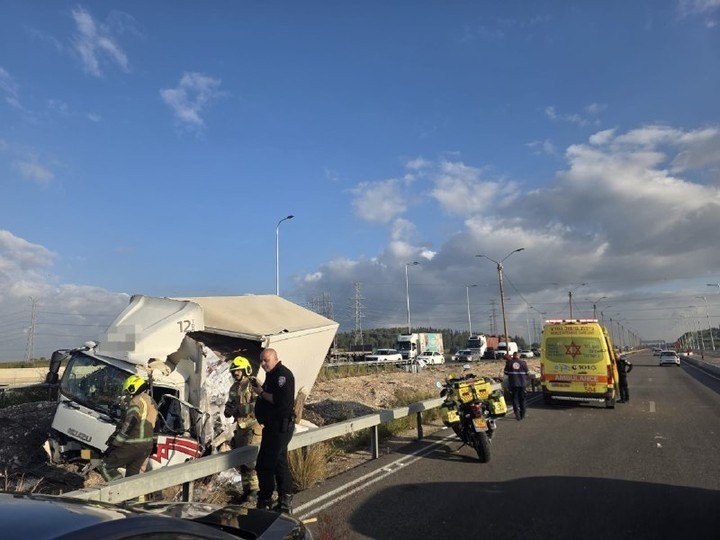 إصابة شاب في حادث طرق قرب مفترق وادي عارة على شارع 6